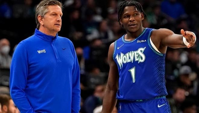 还在进攻端 还在进攻端