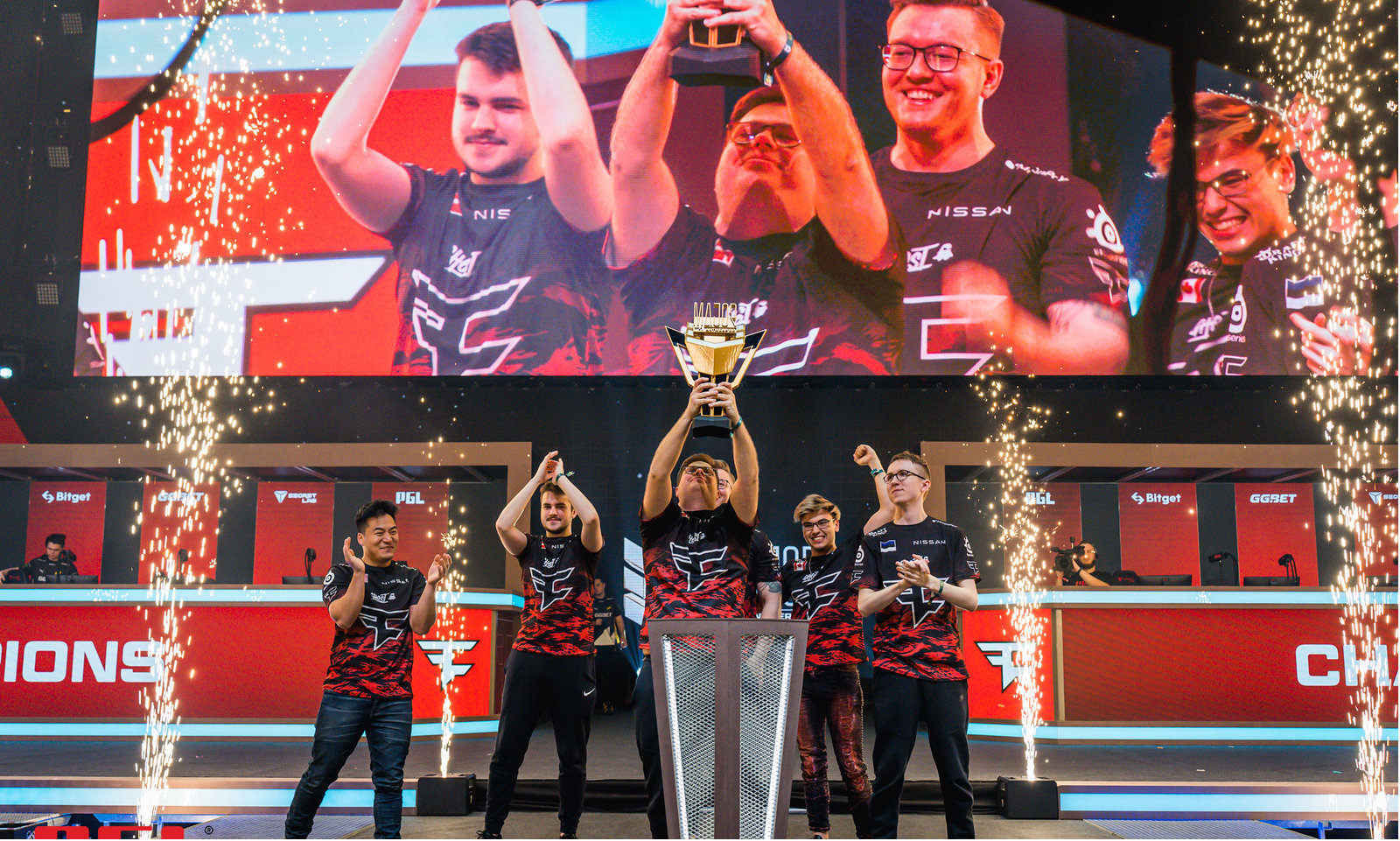 在比赛中努 在比赛中努