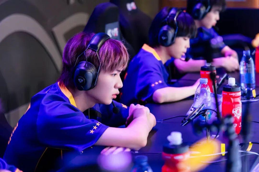 经吸引了众 经吸引了众